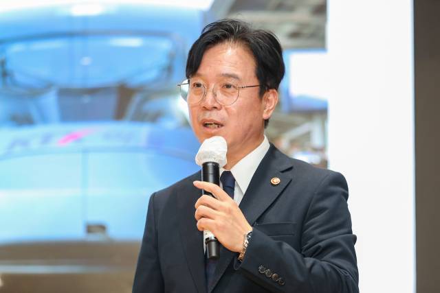 ▲김영훈 고용노동부 장관이 5일 부산 동아대학교에서 '노동의 인문학: 지역과 청년, 일의 미래'를 주제로 특강을 가졌다.ⓒ동아대학교