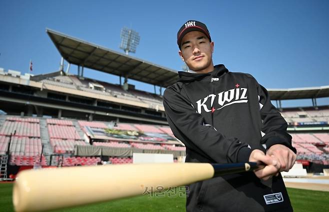 올해 프로야구 KBO리그에서 맹타를 휘두르며 신인상 수상을 예약한 안현민이 지난달 29일 수원 kt위즈파크에서 방망이를 휘두르고 있다. 홍윤기 기자