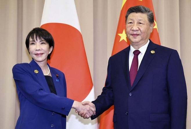 2025년 10월 31일 경주에서 열린 아시아태평양경제협력체(APEC) 정상회의에 앞서 악수하는 다카이치 사나에 일본 총리(왼쪽)와 시진핑 중국 국가 주석(오른쪽). 교도 연합뉴스