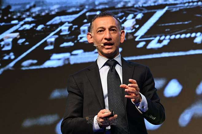 다이너스티홀-다리지 무르케지 - 디라지 무르케지 음원 인식 앱 ‘샤잠’(Shazam)의 공동 창업자이자 전문 기술 투자자가 5일 서울 중구 신라호텔에서 열린 제10회 서울미래컨퍼런스 키노트 세션에서 ‘AI 시대의 리더십’이라는 주제로 기조연설을 하고 있다. 2025.11.5 홍윤기 기자