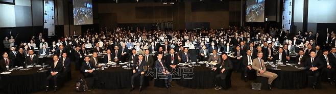 5일 서울 중구 서울신라호텔에서 열린 ‘2025 서울미래컨퍼런스’ 개회식에서 김상열(앞줄 가운데 테이블 왼쪽 세 번째) 서울신문 회장과 오세훈(두 번째) 서울시장을 비롯한 내빈과 연사들이 기념사진을 찍고 있다. 앞줄 왼쪽 첫 번째 테이블 왼쪽부터 양종희 KB금융지주 회장, 함영주 하나금융그룹 회장, 디라지 무케르지 샤잠 공동창업자, 유경선 유진그룹 회장, 조억헌 서울신문 부회장, 박상진 한국산업은행 회장, 윤홍근 제너시스BBQ그룹 회장, 조민제 국민일보 회장, 김홍국 하림그룹 회장, 오 시장, 김 회장, 강기정 광주광역시장, 서정진 셀트리온 회장, 이찬우 NH농협금융지주 회장, 옌스 오르펠트 RWE 아·태 대표, 임종룡 우리금융지주 회장, 진옥동 신한금융그룹 회장, 김성태 IBK 기업은행장, 김태균 서울신문 콘텐츠본부장. 홍윤기 기자