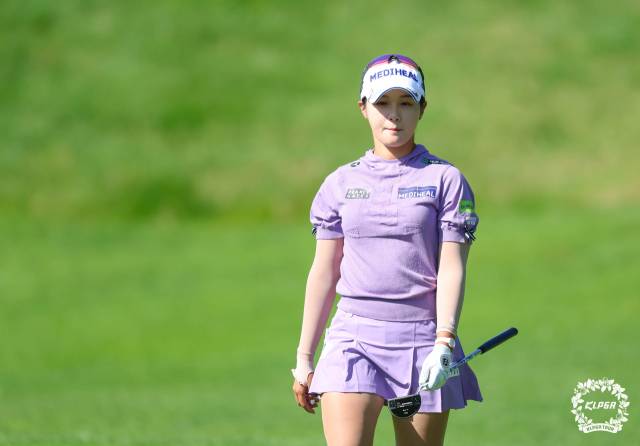 퍼팅 후 이동하고 있는 박현경. 사진 제공=KLPGA