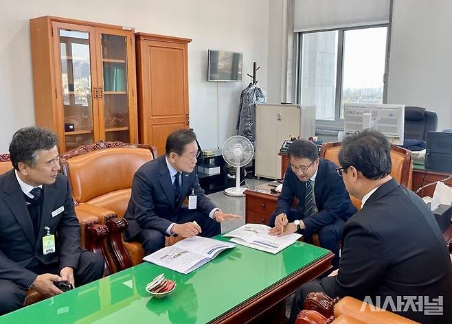 지난 3일 최기문 시장(왼쪽 두번째)이 국회를 방문해 한병도 예결위 위원장에게 지역 현안사업을 설명하고 있다. ⓒ영천시