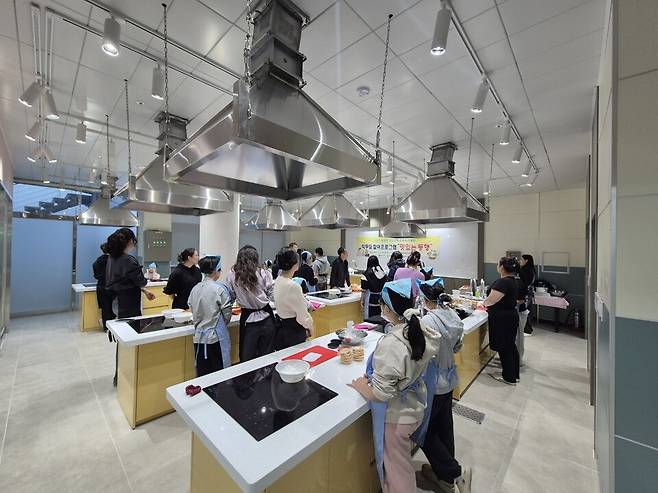 교육문화회관 요리조리실에서 열린 '맛있는 동행' 프로그램에 참여한 청소년과 학부모들이 요리활동을 하고 있다. ⓒ칠곡군 제공