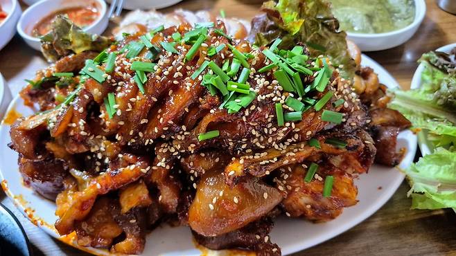 창신동 옥천매운족발의 반반메뉴. 매운족발과 보통족발이 반씩 나오지만 결국 먼저 없어지는 것은 늘 매운족발 쪽이다. 양형모 기자