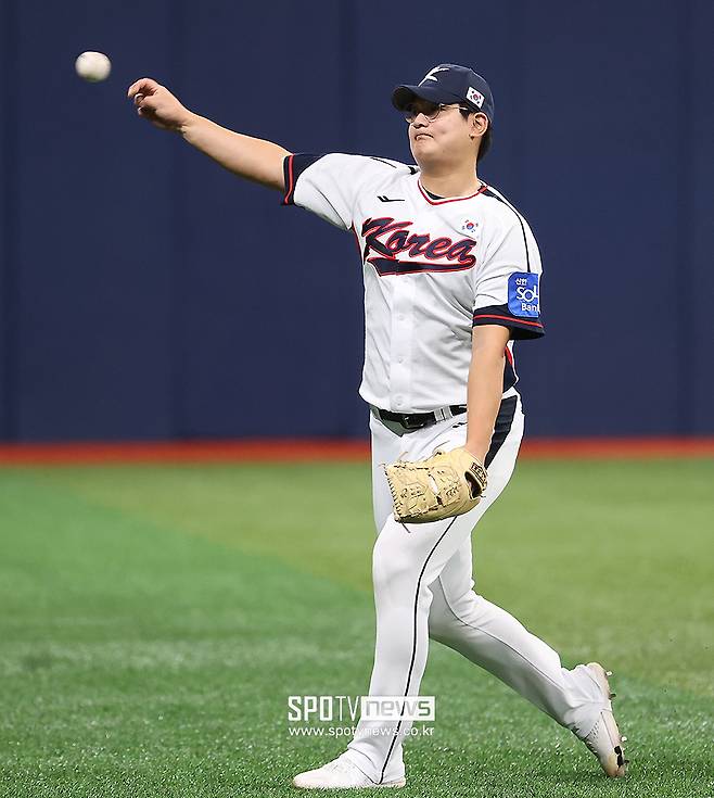▲ 한화 이글스 투수 김서현이 4일 서울 고척스카이돔에서 열린 야구대표팀 훈련에서 캐치볼을 소화하고 있다. ⓒ곽혜미 기자