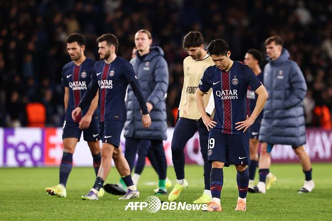 이강인(오른쪽) 등 파리 생제르맹 선수들이 5일(한국시간) 프랑스 파리의 파르크 데 프랭스에서 열린 2025~2026 유럽축구연맹(UEFA) 챔피언스리그(UCL) 리그 페이즈 4차전 바이에른 뮌헨전 패배 후 아쉬워하고 있다. /AFPBBNews=뉴스1