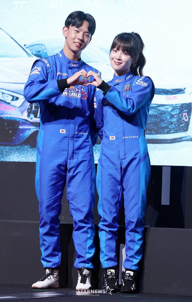 김시우 선수, 오마이걸 승희가 5일 서울 중구 웨스틴조선호텔에서 진행된 티빙 예능 '슈퍼레이스 프리스타일' 제작발표회에 참석해 포즈를 취하고 있다. /2025.11.05 /사진=김휘선 hwijpg@