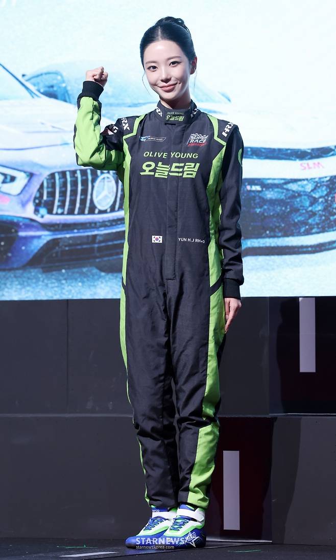 모델 윤하정이 5일 서울 중구 웨스틴조선호텔에서 진행된 티빙 예능 '슈퍼레이스 프리스타일' 제작발표회에 참석해 포즈를 취하고 있다. /2025.11.05 /사진=김휘선 hwijpg@