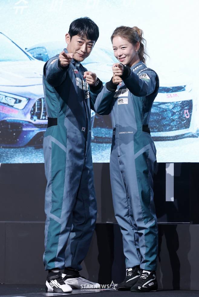 개그맨 출신 레이싱 선수 한민관, 배우 경수진이 5일 서울 중구 웨스틴조선호텔에서 진행된 티빙 예능 '슈퍼레이스 프리스타일' 제작발표회에 참석해 포즈를 취하고 있다. /2025.11.05 /사진=김휘선 hwijpg@