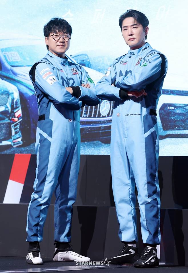 박규승 선수, 가수 데니안이 5일 서울 중구 웨스틴조선호텔에서 진행된 티빙 예능 '슈퍼레이스 프리스타일' 제작발표회에 참석해 포즈를 취하고 있다. /2025.11.05 /사진=김휘선 hwijpg@