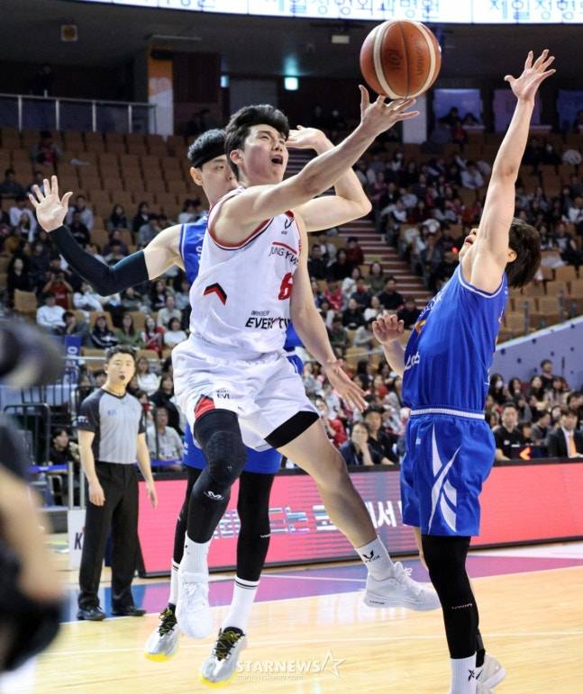 박지훈(왼쪽)이 슈팅을 시도하는 모습. /사진=강영조 선임기자