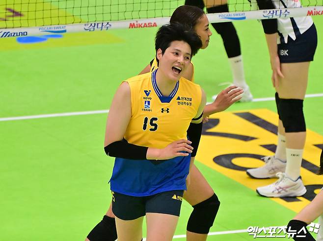 여자프로배구 현대건설의 김희진이 4일 경기도 수원체육관에서 열린 진에어 2025-2026 V리그 여자부 1라운드 IBK기업은행과의 홈 경기에서 팀 승리에 힘을 보탰다. 사진 김한준 기자