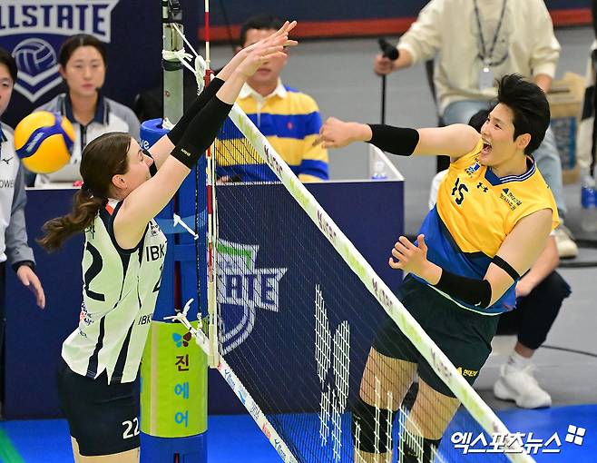 여자프로배구 현대건설의 김희진이 4일 경기도 수원체육관에서 열린 진에어 2025-2026 V리그 여자부 1라운드 IBK기업은행과의 홈 경기에서 팀 승리에 힘을 보탰다. 사진 김한준 기자