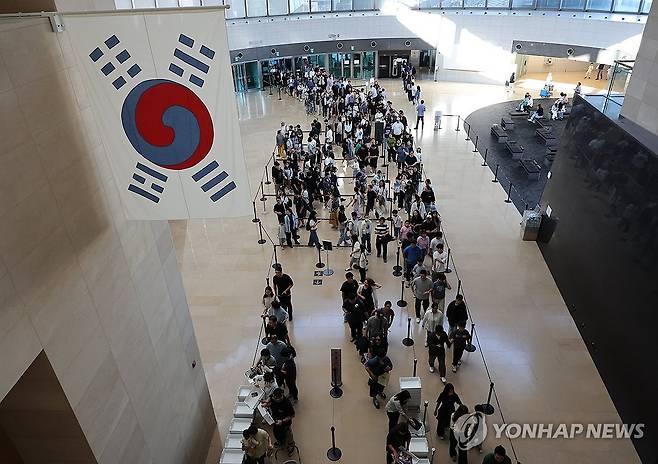 국립중앙박물관 북적 (서울=연합뉴스) 서명곤 기자 = 추석 연휴인 지난 8일 서울 용산 국립중앙박물관을 찾은 관람객들이 줄을 서서 입장하고 있다. 2025.10.8 seephoto@yna.co.kr