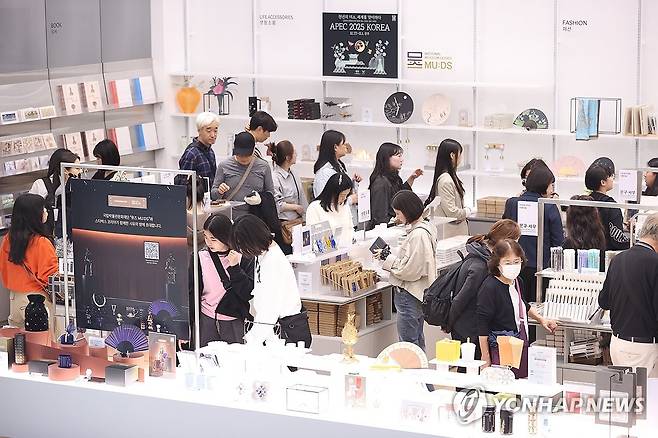 '뮷즈' 고르는 관람객들 (서울=연합뉴스) 강민지 기자 = 국립중앙박물관은 올해 1월 1일부터 이달 15일까지 박물관을 찾은 관람객이 총 501만6천382명으로 잠정 집계됐다고 밝혔다. 연간 관람객이 500만명대를 기록한 건 1945년 박물관(당시 국립박물관) 개관 이후 처음이다. 사진은 17일 박물관 기념품점에서 관람객들이 박물관 문화상품 '뮷즈'(MU:DS)를 고르는 모습. 2025.10.17 mjkang@yna.co.kr