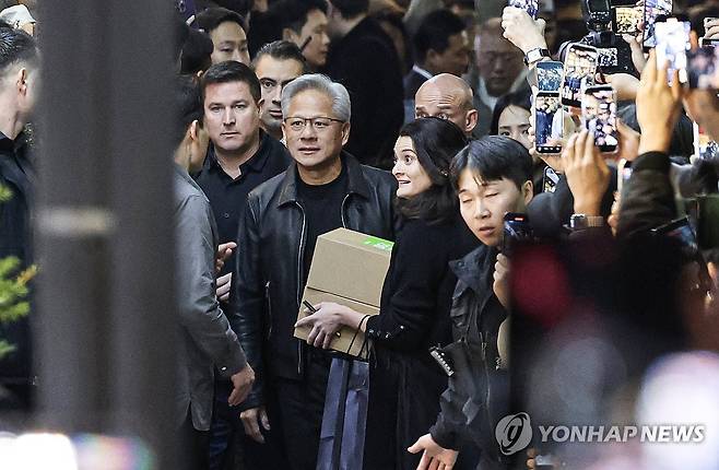 이동하는 젠슨 황 CEO-메디슨 황 (서울=연합뉴스) 이진욱 기자 = 젠슨 황 엔비디아 CEO와 그의 딸 메디슨 황이 지난 30일 오후 서울 삼성역 인근 깐부치킨에서 이재용 삼성전자 회장, 정의선 현대차그룹 회장과 '치맥' 회동을 하기 위해 이동하고 있다. 2025.10.30 [공동취재] cityboy@yna.co.kr