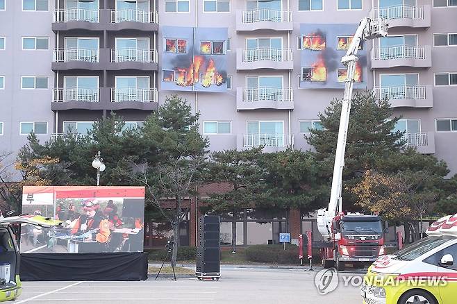 대형숙박시설 화재 대응 이상 무 (강원 고성=연합뉴스) 류호준 기자 = 5일 강원 고성군 죽왕면 한 대형숙박시설에서 강원도 단위 긴급구조종합훈련이 열리고 있다. 2025.11.5 ryu@yna.co.kr
