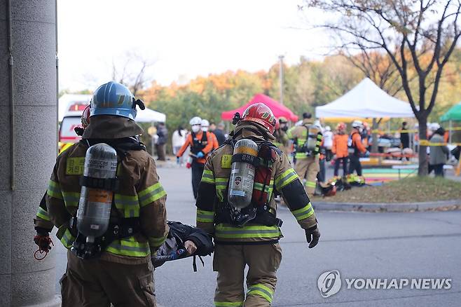 신속한 인명 구조 (강원 고성=연합뉴스) 류호준 기자 = 5일 강원 고성군 죽왕면 한 대형숙박시설에서 열린 강원도 단위 긴급구조종합훈련에서 참가자들이 환자를 이송하고 있다. 2025.11.5 ryu@yna.co.kr