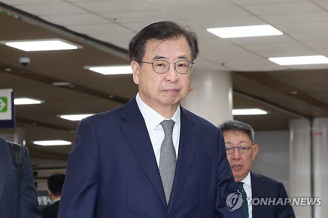 '서해 피격사건' 서훈 전 청와대 국가안보실장, 결심공판 출석 (서울=연합뉴스) 임화영 기자 = 2020년 9월 서해에서 발생한 공무원 피격 사건을 은폐하려 한 혐의로 재판에 넘겨진 서훈 전 청와대 국가안보실장이 5일 서울중앙지법에서 열린 결심 공판에 출석하고 있다. 2025.11.5 hwayoung7@yna.co.kr