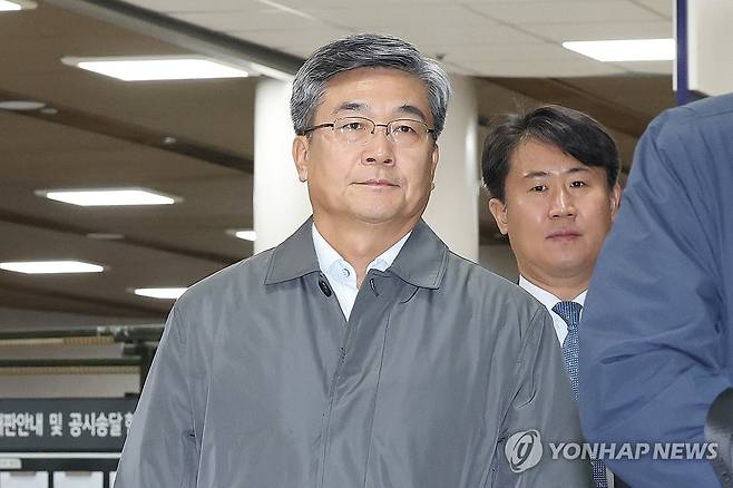 '서해 피격사건' 서욱 전 국방장관, 결심공판 출석 (서울=연합뉴스) 임화영 기자 = 2020년 9월 서해에서 발생한 공무원 피격 사건을 은폐하려 한 혐의로 재판에 넘겨진 서욱 전 국방부 장관이 5일 서울중앙지법에서 열린 결심 공판에 출석하고 있다. 2025.11.5 hwayoung7@yna.co.kr