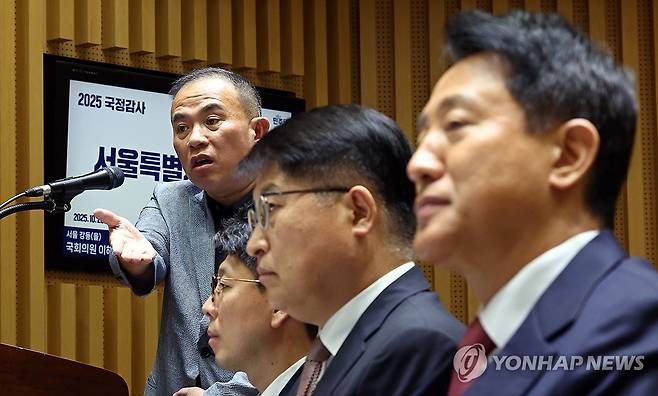 서울시 국정감사 증인 출석해 답변하는 명태균 (서울=연합뉴스) 김인철 기자 = 정치 브로커 명태균 씨가 23일 서울 중구 서울시청에서 열린 2025년 국회 행정안전위원회 국정감사에서 의원 질의에 답하고 있다. 오른쪽은 오세훈 서울시장. 2025.10.23 yatoya@yna.co.kr