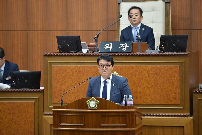 ▲ 의정부시의회 조세일 의원이 6일 오후 열린 본회의에서 5분발언을 통해 쓰레기 종량제봉투 가격인하를 촉구하고 있다