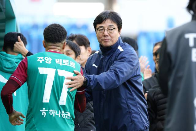 황선홍 대전하나시티즌 감독(오른쪽). 대전하나 제공