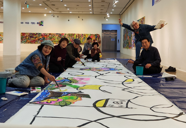 11일까지 마산 3.15아트홀 제2전시실에서 <김주석 자유상상화-시민 참여 마당미술 열림전>이 이어진다. 마당미술에 참여한 작가 등 모습. /류민기 기자