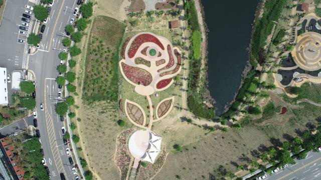 올해 7월 대구시 최초 지방공원으로 등록된 다사읍 세천늪테마정원 모습. 공장 일색인 성서5차산업단지를 푸르게 물들이는 등 지역민들에게 사랑받는 공원으로 자리매김하고 있다. 달성군 제공.