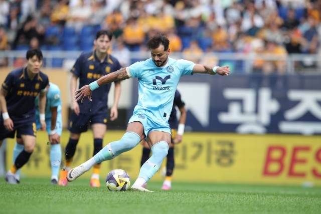 지난 10월 4일 대구FC와 광주FC의 경기에서 세징야가 드리블을 하고 있다. 한국프로축구연맹 제공