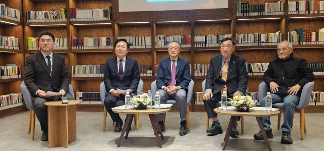 매일신문과 매일신문TV에서 추진한 인문가치와 관련한 좌담회에서 매일신문TV 이동재 기자와 권기창 안동시장(왼쪽부터), 김용 전 세계은행 총재, 이희범 정신문화재단 이사장, 전헌 전 성균관대 교수가 패널로 참석해 이야기 하고 있다. 엄재진 기자