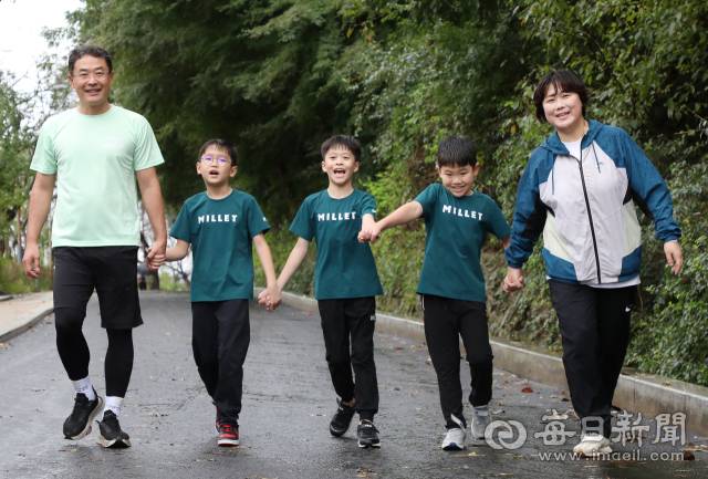 박정만·김하나 부부가 아들 셋과 함께 대구 앞산 고산골에서 주말 산책을 하고 있다. 정운철 기자 woon@imaeil.com