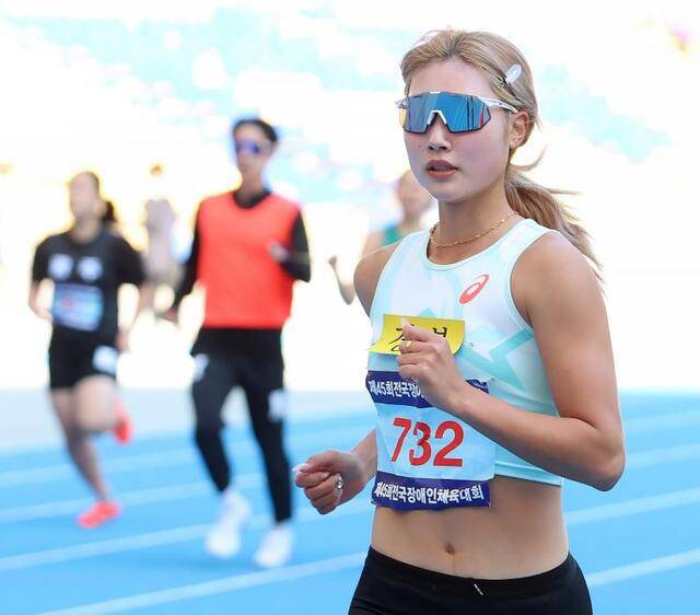 포항시청 소속의 신현진이 지난 4일 부산 아시아드주경기에서 열린 제45회 전국장애인체육대회 여자 200ｍ T12 경기에서 힘차게 질주하고 있다. 그는 이번 대회에서 육상 100m, 200m, 400m 세 종목에서 한국신기록을 세우며 3관왕에 올라 대회 신인선수상을 수상했다.