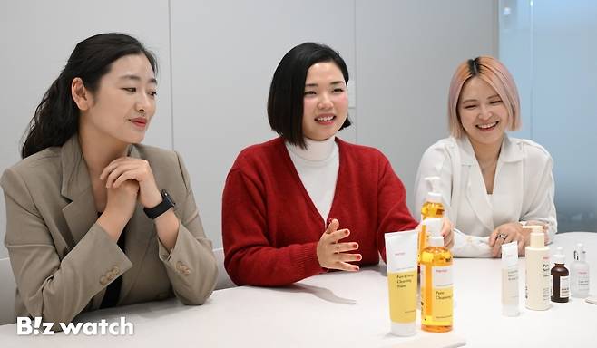 (왼쪽부터)마녀공장의 윤인선 국내마케팅팀장, 강다영 상품기획팀장, 오혜성 글로벌마케팅팀장이 마녀공장의 주요 제품에 대해 소개하고 있다. / 사진=이명근 기자 qwe123@