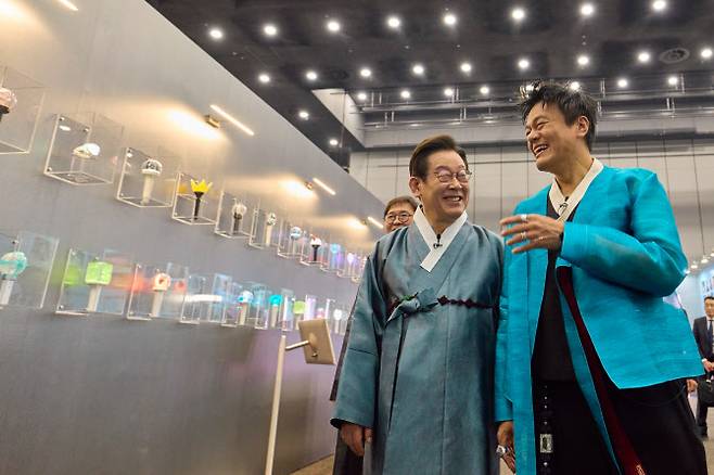 이재명 대통령과 박진영 대중문화교류위원회 공동위원장이 지난 10월 1일 경기 고양시 킨텍스에서 열린 대중문화교류위원회 출범식에서 K컬처 체험존 전시물을 관람하며 대화하고 있다. (사진=대통령실 제공)