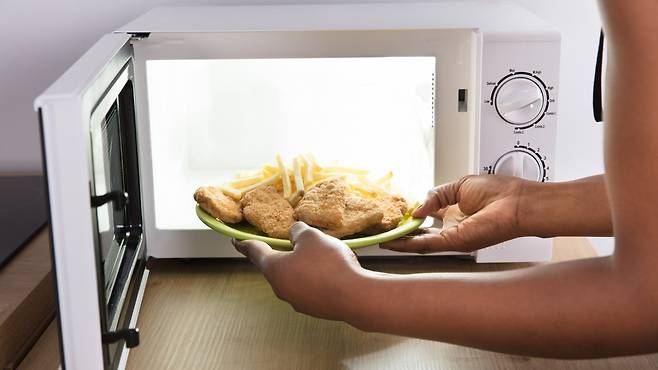 재가열 시 식중독이나 발암물질을 유발할 수 있어 주의해야 하는 식품이 있다｜출처: 클립아트코리아