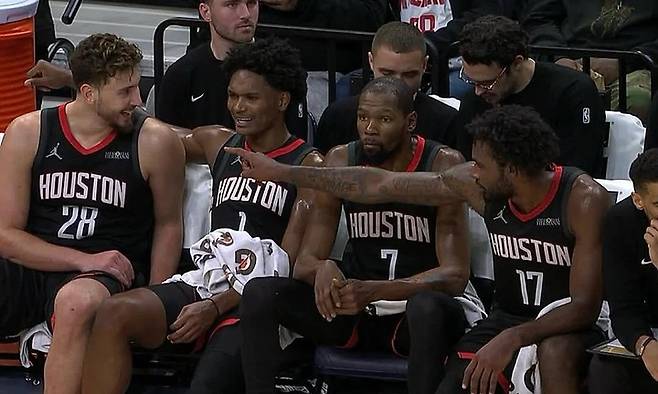 (왼쪽부터) 알파렌 센군, 아멘 탐슨, 케빈 듀란트, 타리 이슨