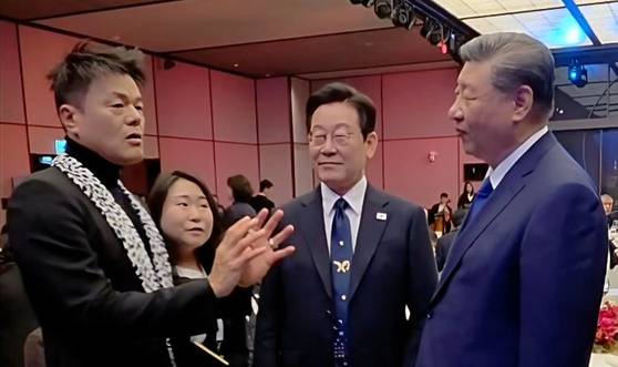 박진영 대중문화교류위원회 공동위원장이 지난 1일 APEC 정상회의 국빈 만찬에서 이재명 대통령, 시진핑 중국 국가주석과 대화하고 있다. 〈사진=박진영 인스타그램 캡처〉