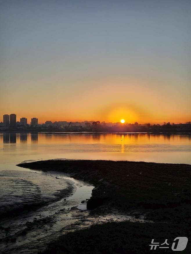 지난 10월 27일 오전 6시께 중국 단동에서 바라본 압록강 일출 ⓒ News1 (사진=YTN 정현우 기자)