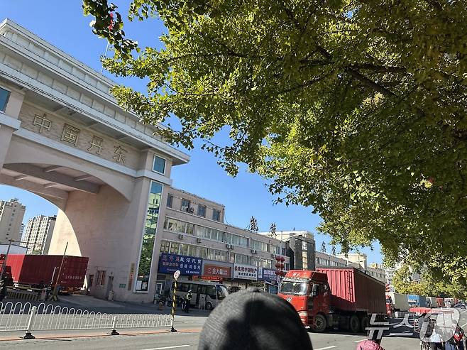 단동에서 북한으로 들어가려는 대형 컨테이너를 실은 화물차들. ⓒ News1 이상휼 기자