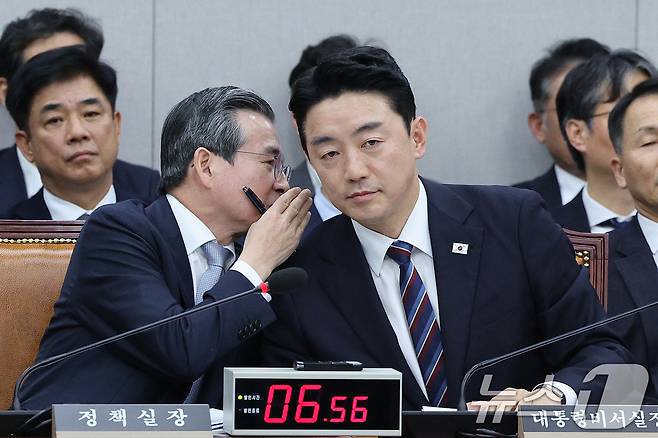 강훈식 대통령 비서실장과 김용범 정책실장이 6일 서울 여의도 국회에서 열린 국회운영위원회의 대통령비서실 등에 대한 국정감사에서 귀엣말을 나누고 있다. ⓒ News1 신웅수 기자