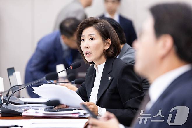 6일 서울 여의도 국회에서 열린 법제사법위원회 제429회국회(정기회) 제12차 전체회의에서 나경원 국민의힘 의원이 질의하고 있다. 2025.11.6/뉴스1 ⓒ News1 이승배 기자