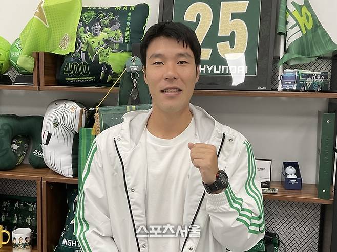 전북 현대 수비수 김영빈이 5일 전주월드컵경기장에서 본지와 만나 인터뷰한 뒤 사진 촬영에 임하고 있다. 전주 | 정다워 기자