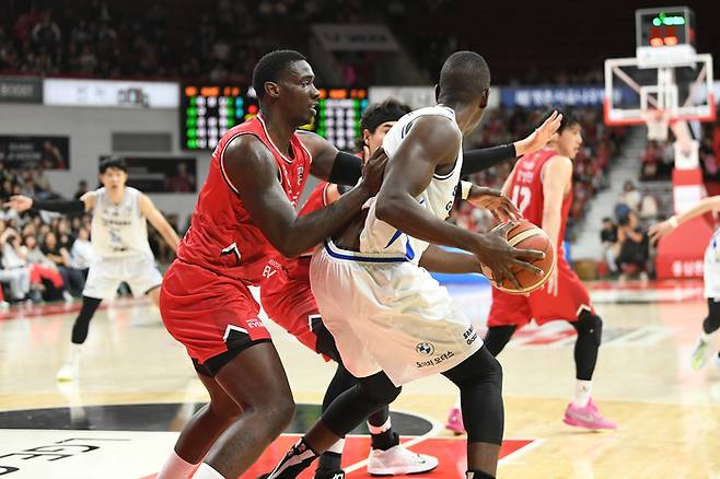 정관장 오브라이언트가 안양 정관장 아레나에서 열린 2025~26 LG전자 프로농구 1라운드 서울 삼성전에서 니콜슨을 수비하고 있다. 사진 | KBL