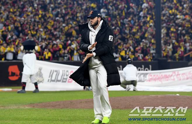 31일 대전 한화생명볼파크에서 열린 한국시리즈 5차전 한화 이글스와 LG 트윈스의 경기. 패한 한화 폰세가 마운드에서 흙을 챙긴 뒤 경기장을 나서고 있다. 대전=박재만 기자 pjm@sportschosun.com/2025.10.31/