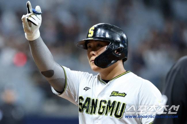 1일 고척스카이돔에서 열린 2025 KBO 퓨처스리그 챔피언결정전 상무와 KT의 경기, 2회말 상무 윤준호가 안타를 치고 기뻐하고 있다. 고척=허상욱 기자wook@sportschosun.com/2025.10.01/