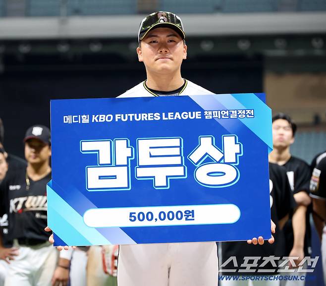 1일 고척스카이돔에서 열린 2025 KBO 퓨처스리그 챔피언결정전 상무와 KT의 경기, KT가 10대5로 승리하며 초대 챔피언에 올랐다. 감투상을 수상한 상무 윤준호의 모습. 고척=허상욱 기자wook@sportschosun.com/2025.10.01/