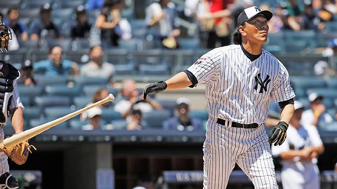 마쓰이 히데키는 2002년 12월 뉴욕 양키스와 3년 2100만달러에  입단 계약을 했다.