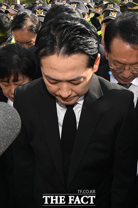 이날 장동혁 대표는 헌화와 분향을 생략하고 추모탑 앞에서 묵념으로 참배를 대신했다. /광주=뉴시스